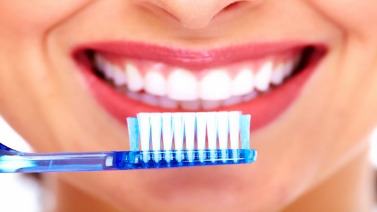 3 مرات يوميًا.. دراسة: غسل الأسنان يقي من أمراض القلب