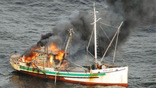 مصرع وإصابة 5 بانفجار مركب صيد في البحر الأحمر