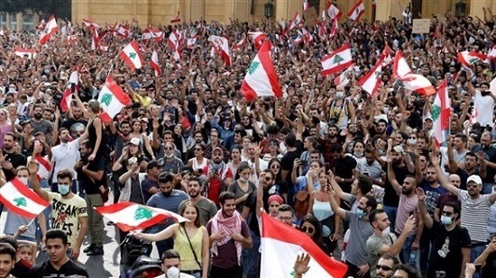  محتجون لبنانيون يغلقون الدوائر الرسمية في مدينة حلبا بلبنان
