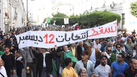  تصاعد الأزمة السياسية في الجزائر لإصرار السلطة على إجراء الانتخابات الرئاسية 