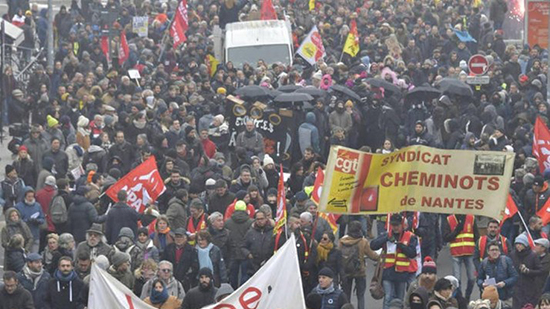 لوفيجارو: 6 آلاف من قوات الشرطة الفرنسية لمواجهة احتجاجات قانون المعاشات 