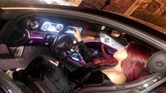 زوجة أحمد الفيشاوي تستفز جمهورها: «سيارتي بـ2.6 مليون جنيه وعندي 2 غيرها»