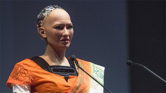 الروبوت صوفيا تتحدث في النسخة الثالثة من منتدى شباب العالم