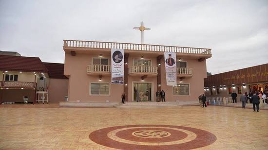  مسلمون ومسيحيون يشاركون بافتتاح أول كنيسة بالموصل بعد اعمارها من داعش 