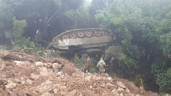 انقلاب دبابة إسرائيلية قرب حدود لبنان