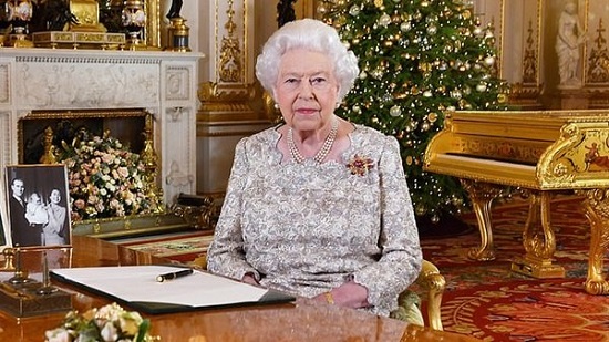 شاهد .. أول خطاب للملكة إليزابيث عبر التلفزيون .. كم كان عمرها