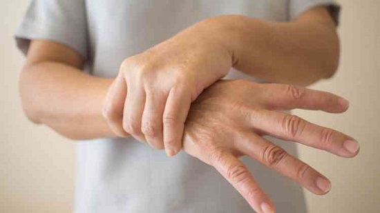 هذه أبرز أسباب رعشة اليدين.. منها نقص فيتامين ب12
