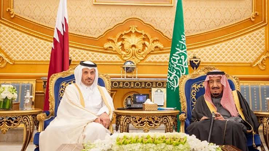 الملك سلمان يستقبل رئيس وزراء قطر في الرياض