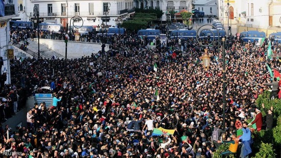 جزائريون يتظاهرون في وسط العاصمة الجزائرية رفضا للانتخابات