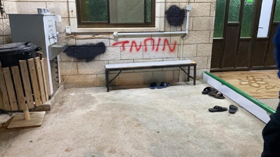 عصابات من المستوطنين تدنس مسجدا في القدس بعبارات عنصرية مسيئة
