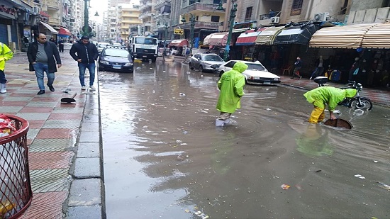  بالصور .. شوارع الإسكندرية تغرق فى مياه الأمطار وسيارات الشفط تجوب الأحياء 
