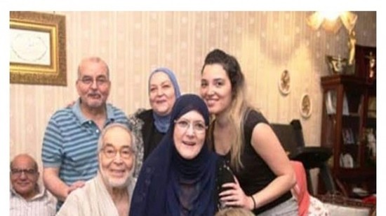أول تعليق من شمس البارودي على صورتها العائلية المتداولة: التقطت رمضان الماضي