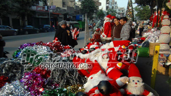 في شبرا .. مسيحيين ومسلمين يحرصون علي شراء شجرة الكريسماس
