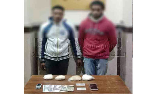 القبض على عاطلين بالإسكندرية يتاجران بالمخدرات