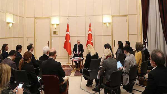 أردوغان متحدثًا للصحافيين في جنيف (الأناضول)