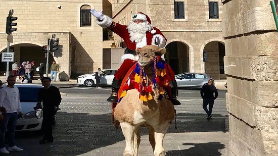  إسرائيل : أورشليم ملتقى الثقافات والأديان.. وسانتا كلوز يجوب الشوارع بسفينة الصحراء لتهنئة الجميع بعيد الميلاد 
