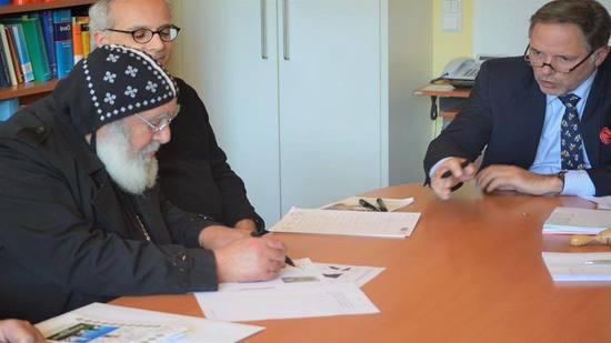  بالصور : احتفالية بتوقيع انبا ميشائيل عقد كنيسة العذراء بأندرناخ الالمانية 