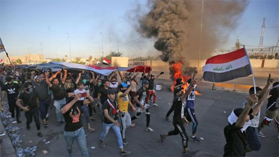 متظاهرون يحرقون مقر ميليشيا بدر في العراق
