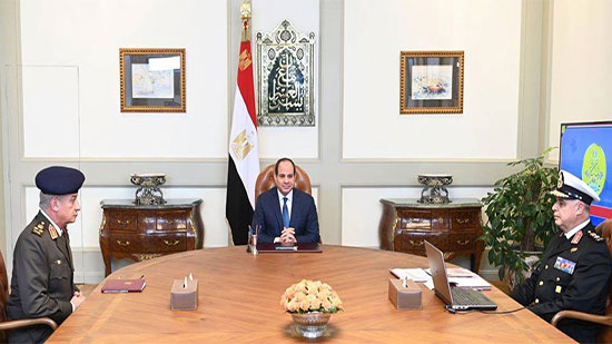 السيسى يجتمع مع وزيرا الدفاع وقائد البحرية لبحث تأمين حدود مصر 