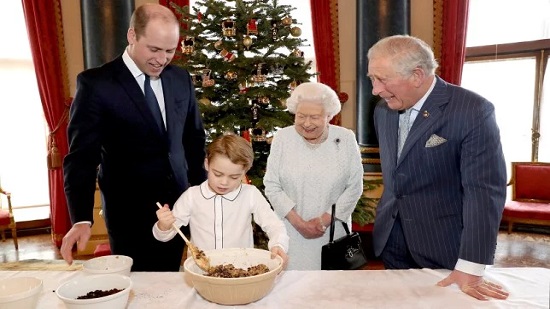 شاهد الملكة إليزابيث تصنع كعك الميلاد مع أحفادها