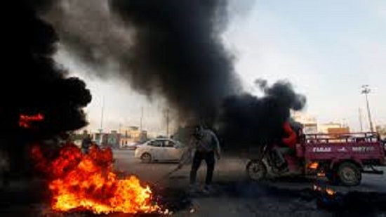 محتجين أضرموا النيران بمقار أحزاب سياسية في محافظة الديوانية