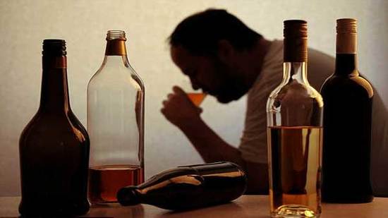 الرجال مدمنو الكحول أكثر عرضة لضرب زوجاتهم
