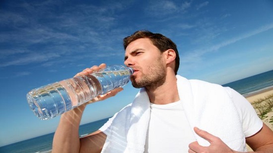تخرج السموم من الجسم.. 8 فوائد لتناول الماء للرياضيين
