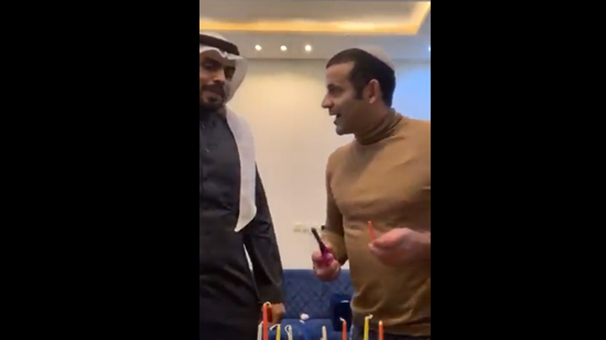  فيديو .. سعودي مسلم يشارك صديقه اليهودي في طقوس عيد الحانوكا بالرياض