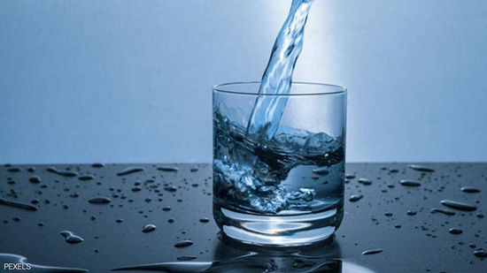 يساعد شرب المزيد من الماء على التخلص من السموم