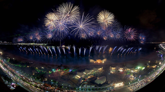 ليلة رأس السنة... الإمارات تبهر زوارها بعروض خيالية للألعاب النارية
