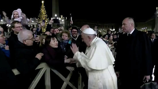  فيديو.. لحظة غضب البابا فرنسيس من امرأة جذبته بقوة ليلة عيد الميلاد