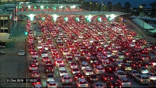  منظر فريد من نوعه.. ازدحام جسر الملك فهد بين السعودية والبحرين بالسيارات احتفالا برأس السنة | فيديو