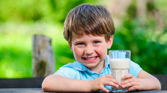 شرب الأطفال الحليب كامل الدسم يقلل الإصابة بالبدانة