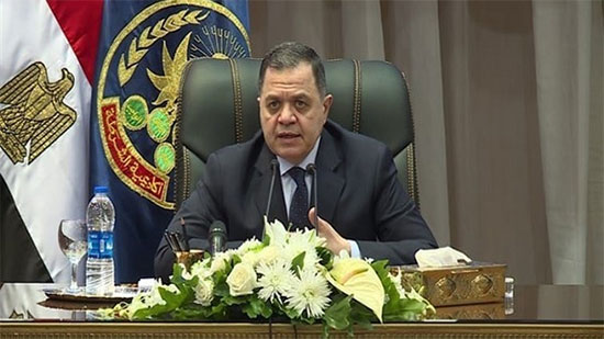 وزير الداخلية يكافئ 549 من رجال الشرطة لجهودهم المتميزة
