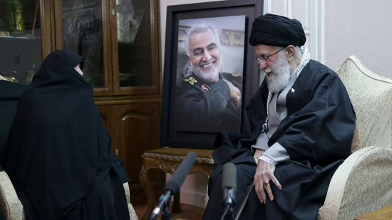 المرشد الأعلى لإيران يزور أسرة سليماني لتقديم العزاء
