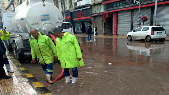 محافظة الإسكندرية تواصل تصريف مياه الأمطار بالتعاون مع المنطقة الشمالية العسكرية