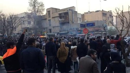 بالفيديو.. الأمن الإيراني يطلق قنابل مسيلة للدموع على المتظاهرين