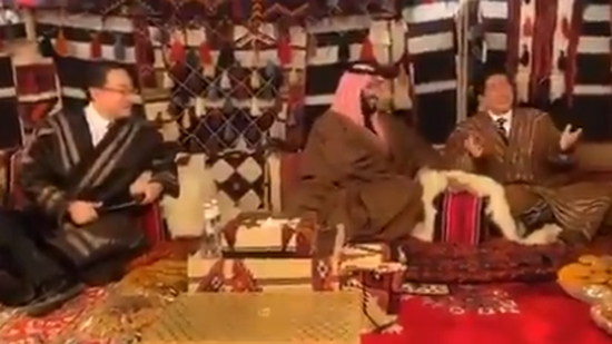  شينزو آبي بالعباءة مع محمد بن سلمان .. فيديو