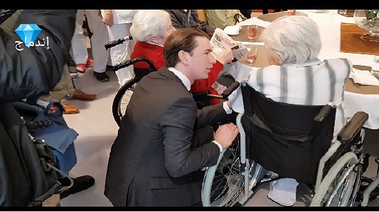  رئيس الوزراء يجثو على ركبتيه للاستماع الى مشاكل صحية لسيدة عجوز