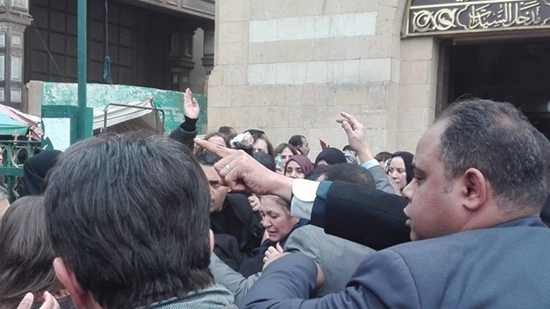 فيديو.. مايا مرسي تفقد الوعي في جنازة نجلها