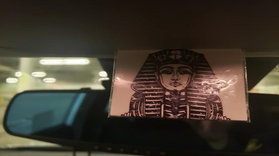 مصري يحول سيارته لمتحف فرعوني في أمريكا