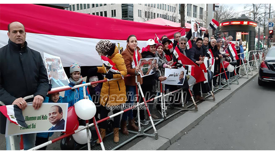  بالصور :الجالية المصرية بالمانيا تحتشد لاستقبال السيسى للمشاركة فى مؤتمر حول ليبيا 