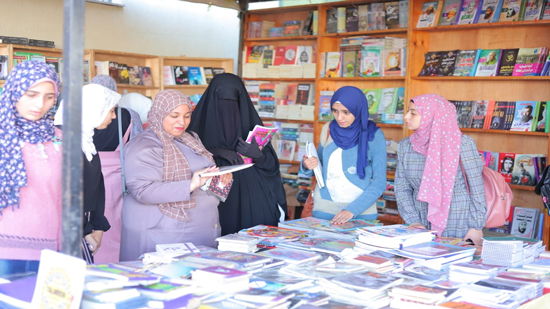  أسرة طلاب من اجل مصر بجامعة السويس تشارك في تنظيم رحلتين لمعرض الكتاب