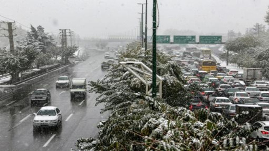 إغلاق المدارس وتأخير رحلات طيران في طهران جرّاء الثلوج