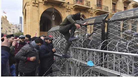 صدامات غير مسبوقة .. 400 جريح في اشتباكات عنيفة بين قوات الأمن والمتظاهرين اللبنانيين