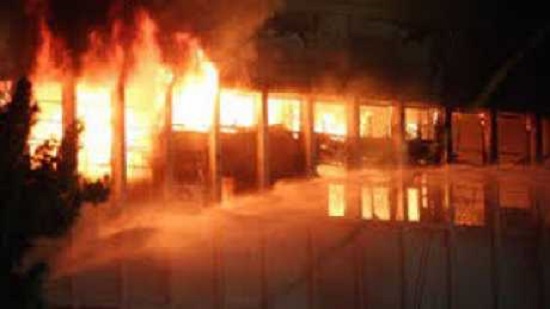 إخماد حريق شب في مبنى الضرائب العامة بسوهاج دون خسائر