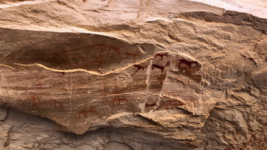 السياحة: توثيق نقوش أثرية داخل كهف بجنوب سيناء تعود لـ 10 آلاف عام قبل الميلاد
