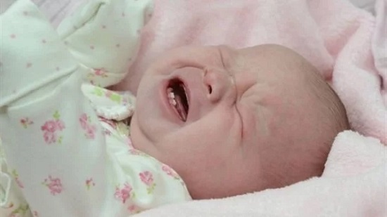 حالة نادرة.. طبيب يكشف مخاطر ولادة الأطفال بأسنان .. فيديو