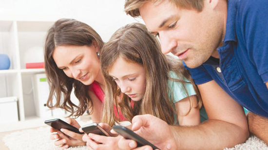 اعرف أضرار التكنولوجيا على الأطفال نتيجة استخدام الآباء الهواتف الذكية
