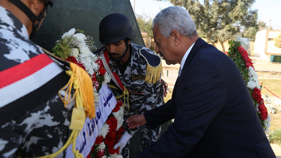 وضع أكاليل الزهور علي النصب التذكارى للجندي المجهول بمناسبة عيد الشرطة بالسويس
